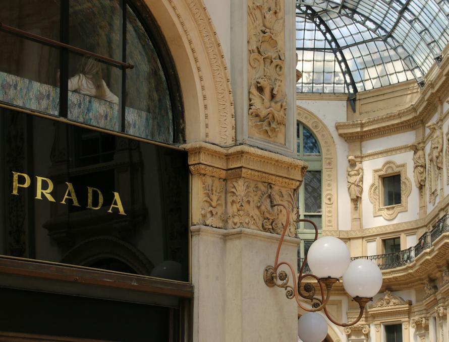 Prada купил Versace. Детали сделки и интересные факты о брендах