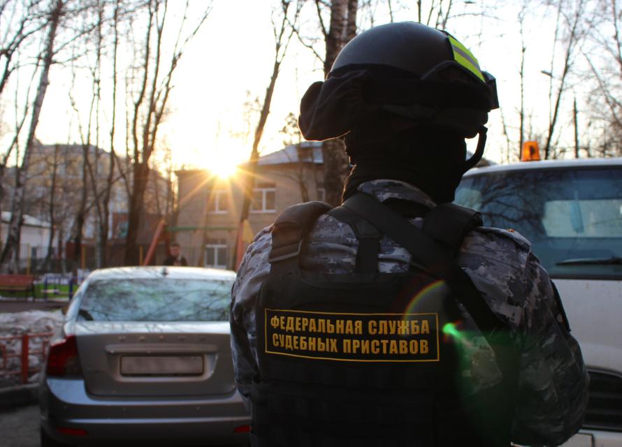 Россиянин съел бумажку в суде и схлопотал уголовку. Что это было