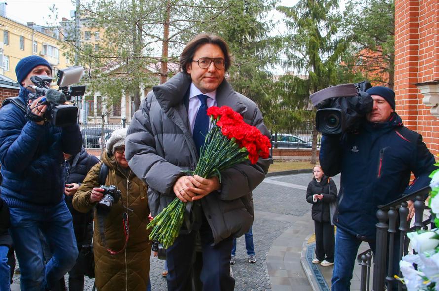 Малахов подарил Киркорову букет за 1,5 млн руб. Ведущего призвали направить столько же на нужды СВО