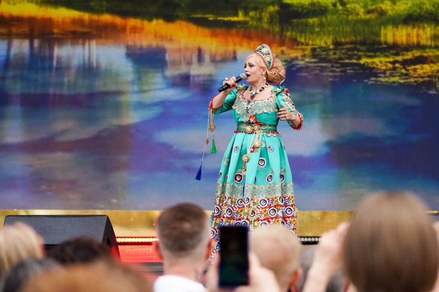 Схватила за шею: Надежда Кадышева едва не пострадала от рук фанатки после концерта