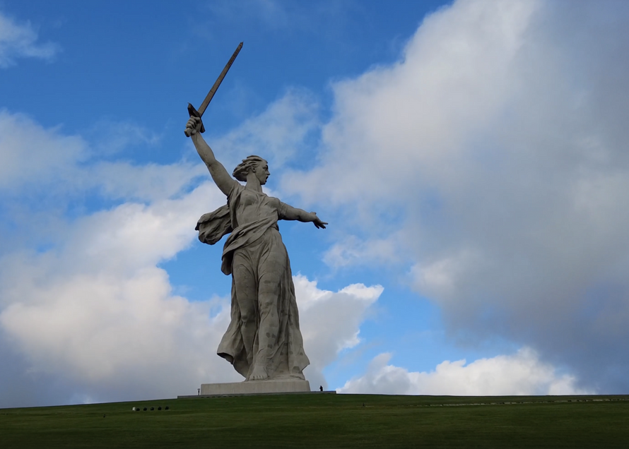 «Родина-мать» не достояла в Петербурге до Дня Победы. Россиян смутила одна деталь