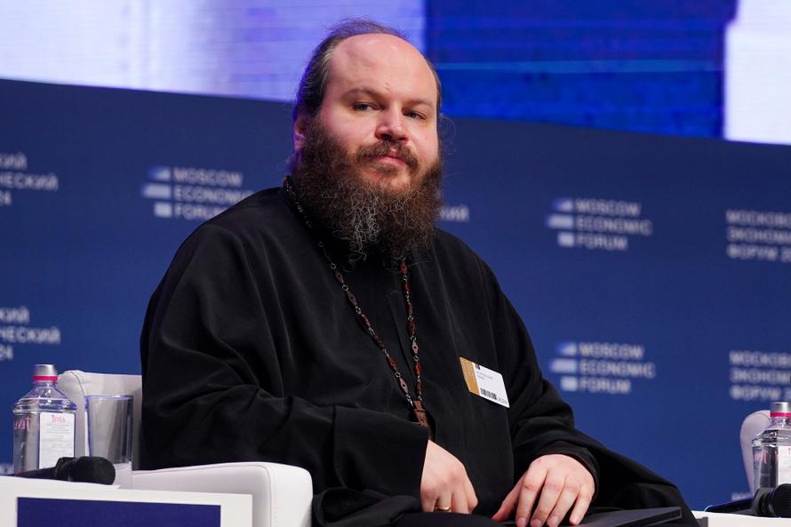 «Овощебаза с триколором»: священник раскритиковал русских мужчин за нерешительность с женщинами