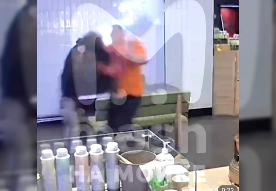 Актёру из «Улиц разбитых фонарей» выстрелили в голову в петербургском ТЦ. Детали происшествия