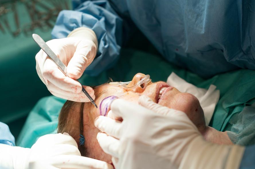 Уже пора: когда нужно делать блефаропластику и как проходит восстановление? Рассказывает хирург