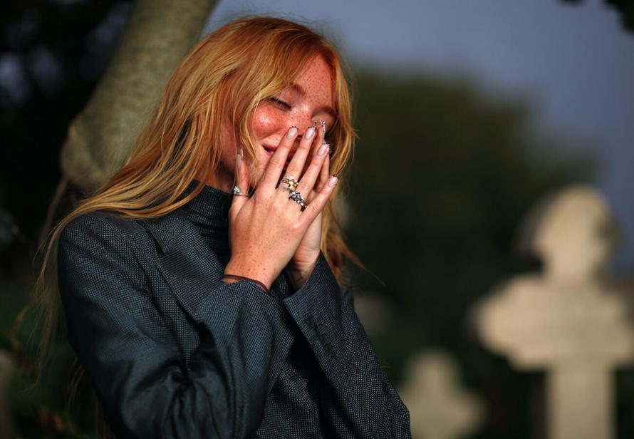 «Забери меня с собой»: школьница спела на могиле бойца СВО. Что было дальше