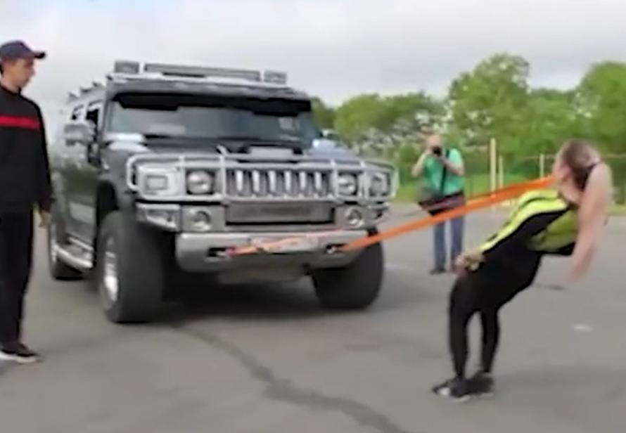 Россиянка протащила зубами «хаммер» весом 3 тонны и побила рекорд. Как ей это удалось