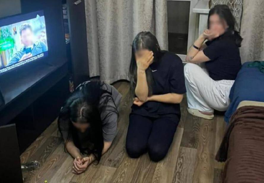 Россиянки с денежными трудностями искали подработку в Сети, но попали в бордель. Как это вышло