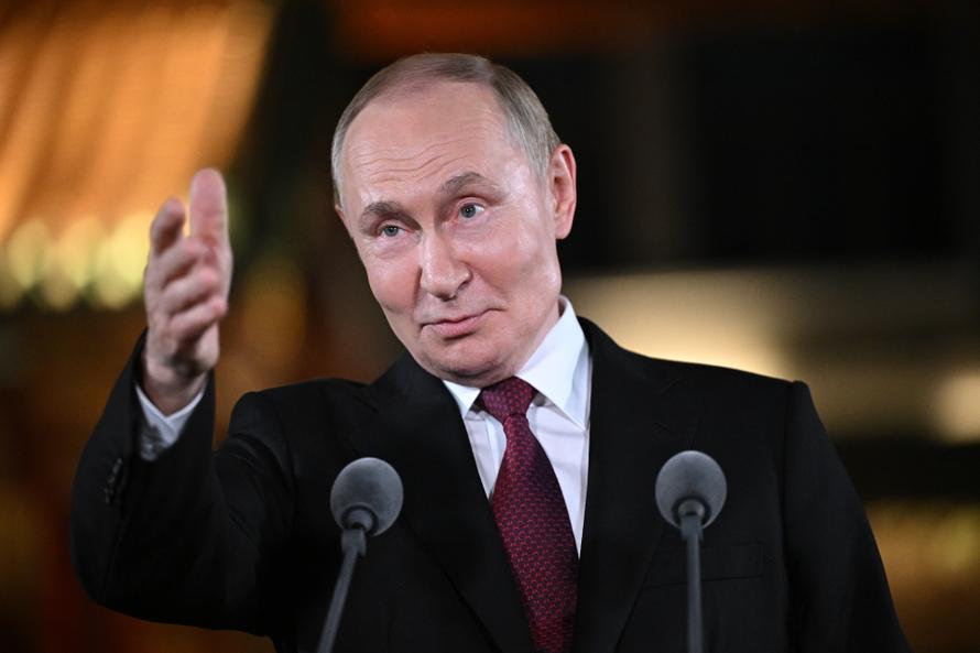 «Если готов, пусть приезжает»: Путин позвал Зеленского в Москву. На их встрече настаивает Трамп