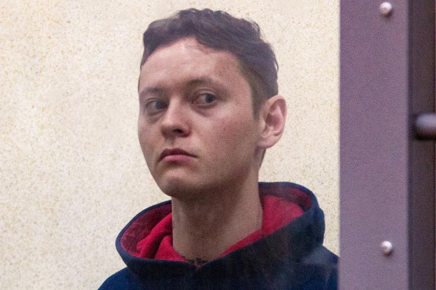 Спаливший российский паспорт Шарлот захотел поехать на СВО. Почему певцу отказал суд