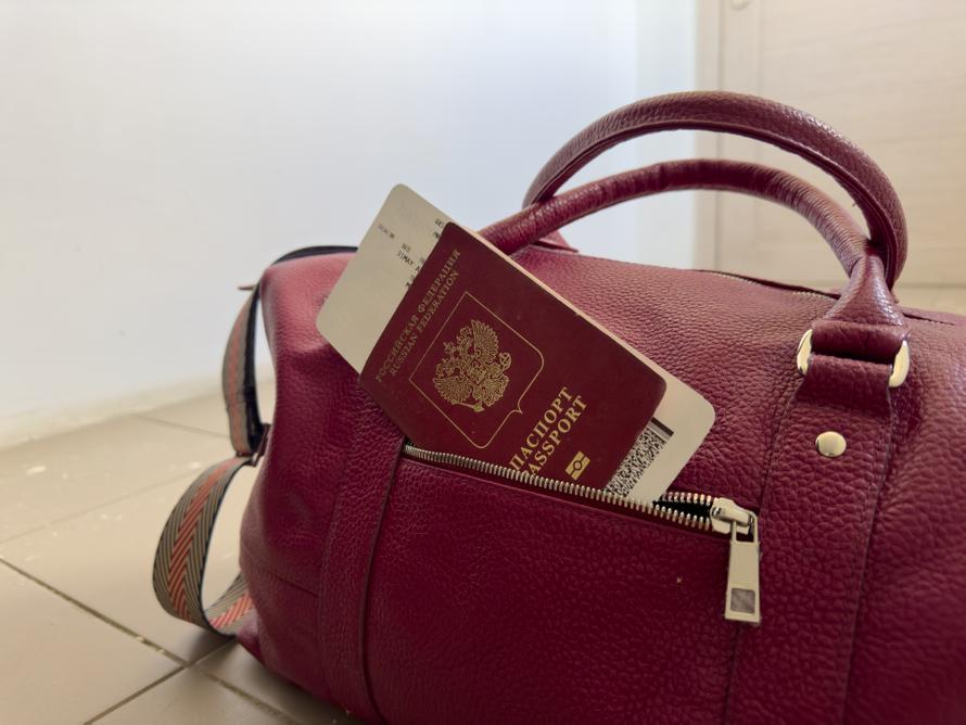 Россиянам придётся делать загранпаспорт детям, чтобы съездить в Белоруссию и Абхазию. Почему