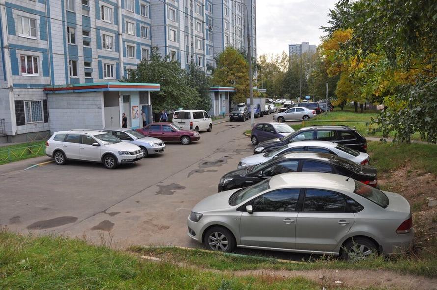 Россиянам собрались узаконить бесплатную парковку у дома. Что изменится для водителей