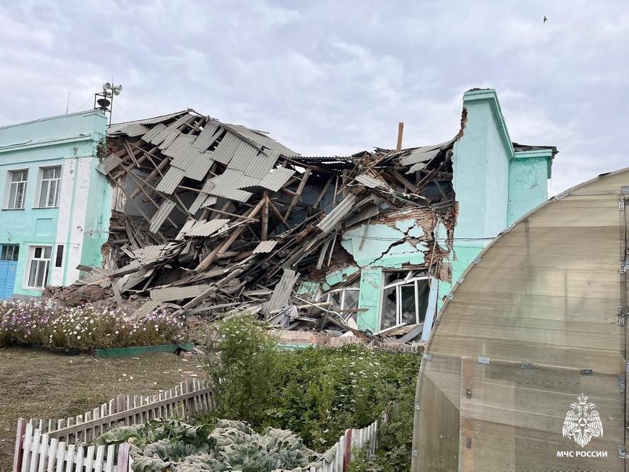 В российском регионе здание школы рухнуло на глазах у жителей. Его признали годным к учебному году