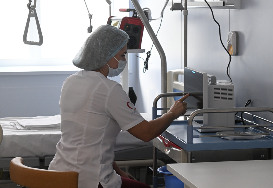 Российским главврачам и директорам школ предложили ограничить зарплаты. В чём причина