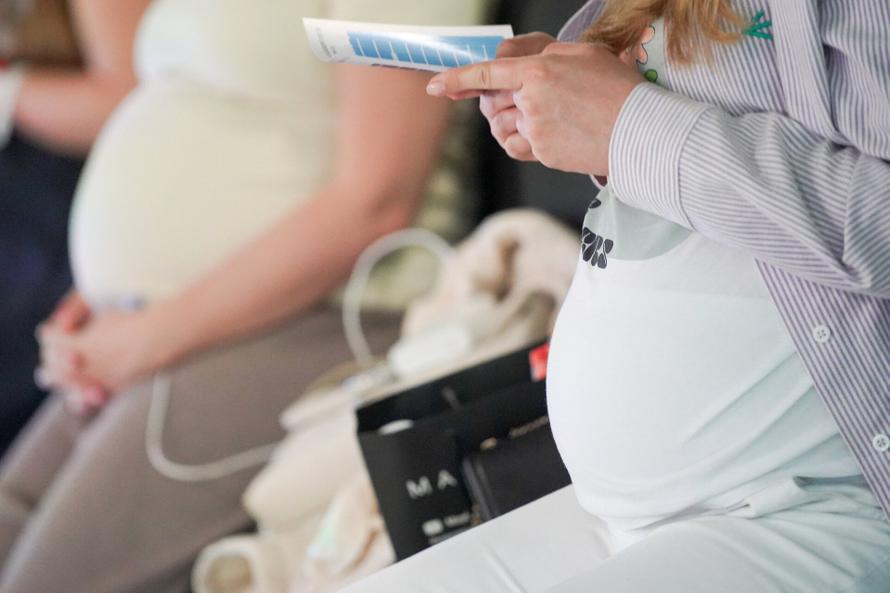 Беременным россиянкам захотели урезать рабочий день. Что будет с их зарплатами