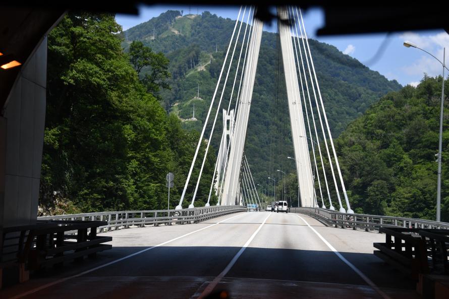 Дорога над бесконечной пропастью: в Китае открыли самый высокий мост в мире