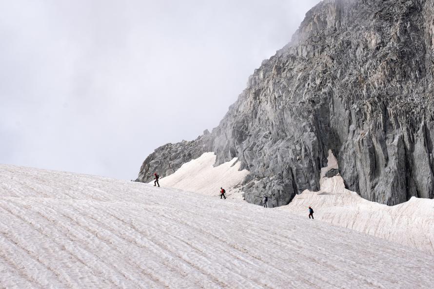 Трое российских туристов сорвались с Вилючинского вулкана на Камчатке. К ним добираются МЧС и врачи