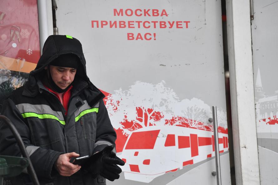 Иностранцы остались без данных и СМС в первые сутки после прибытия в Россию. Стоит ли покупать российскую симку