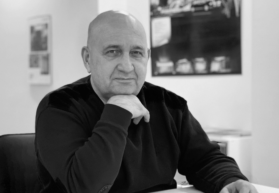 Известного архитектора поставили на колени и застрелили в петербургской парадной. Главное