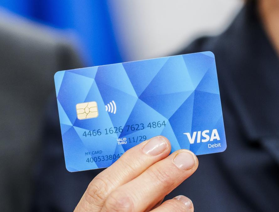 Карты Visa и Mastercard начнут выводить из оборота в России. Отключат ли их?