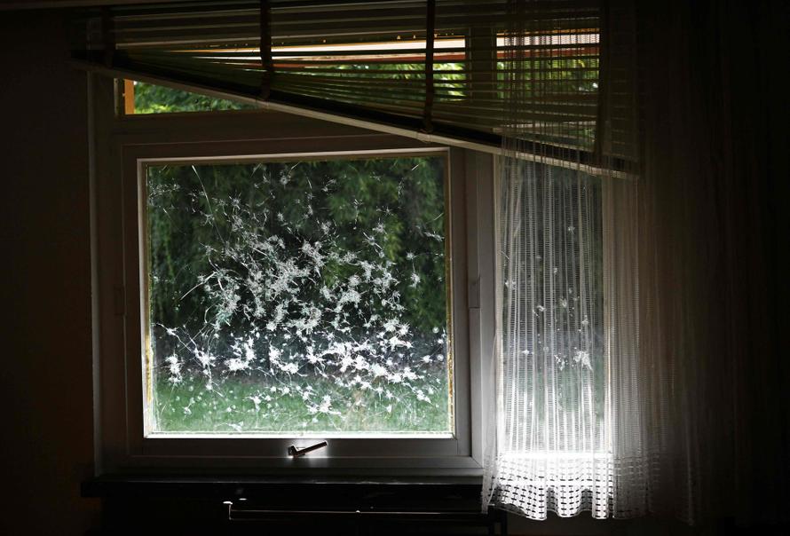 Россиянин выбросил из окна трёхлетнюю дочь. Что случилось перед этим и жива ли малышка