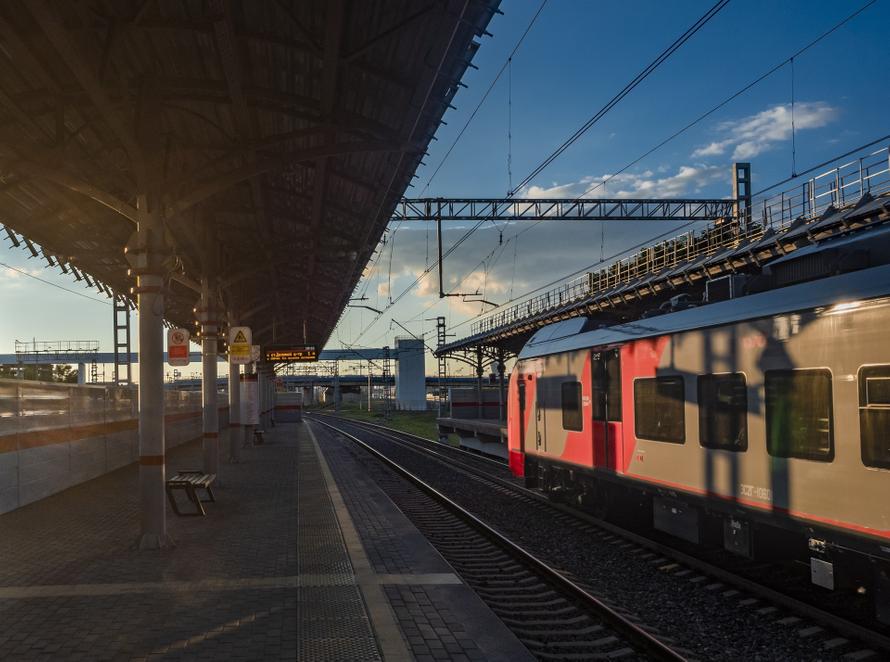 Один не выжил, другой оторвало руку. Трое подростков пострадали после катания на крыше электрички