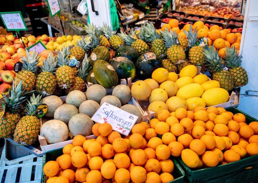 В России заметно подешевел популярный зимний фрукт. На что ещё изменились цены