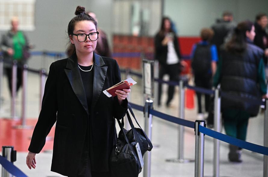 Женщинам предлагают карьеру модели, мужчинам — продажника. Как россиян заманивают в рабство в Азии