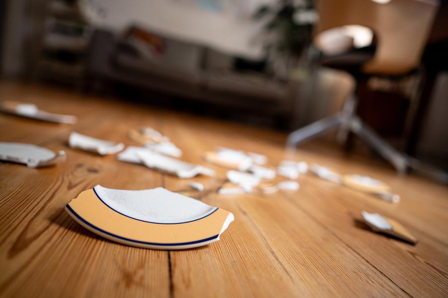 Участник шоу «Мужское/Женское» забил беременную девушку стулом после съёмок. Что известно о трагедии