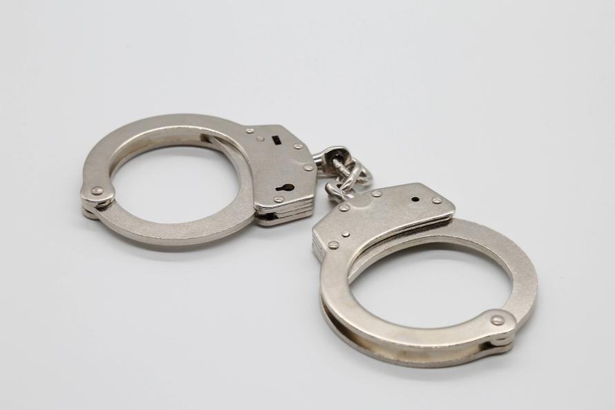 СМИ: Банда школьников — похитителей еды с оружием орудует в российском городе. Что известно