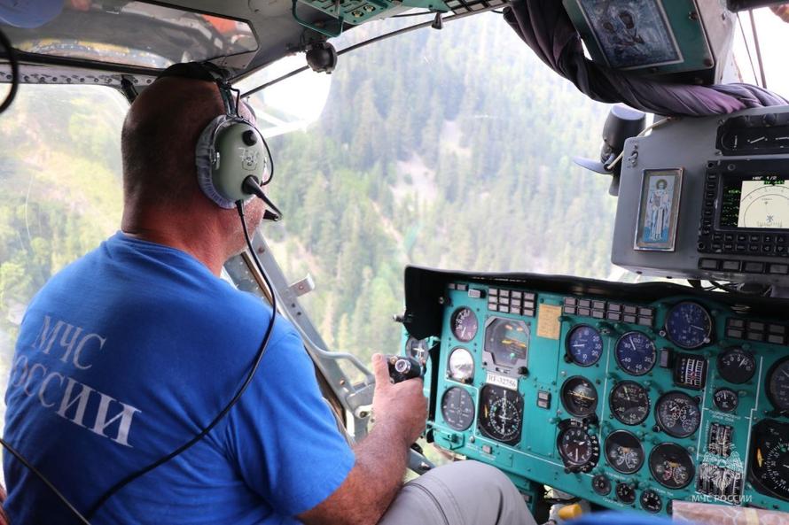 В Сочи разлившаяся горная река отрезала от маршрута группу туристов с детьми. Что было дальше