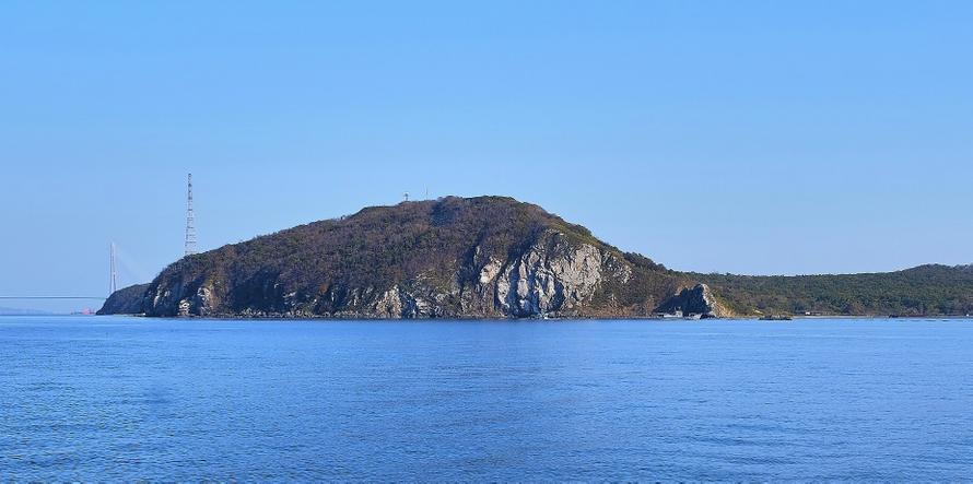 Россиянин уже неделю дрейфует в открытом море в Приморье. Что с ним произошло