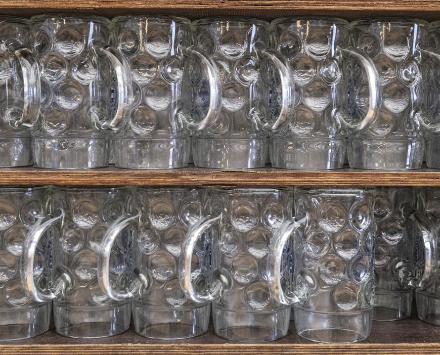 Жителям российского региона ограничили доступ к алкоголю, а они стали пить ещё больше. Подробности