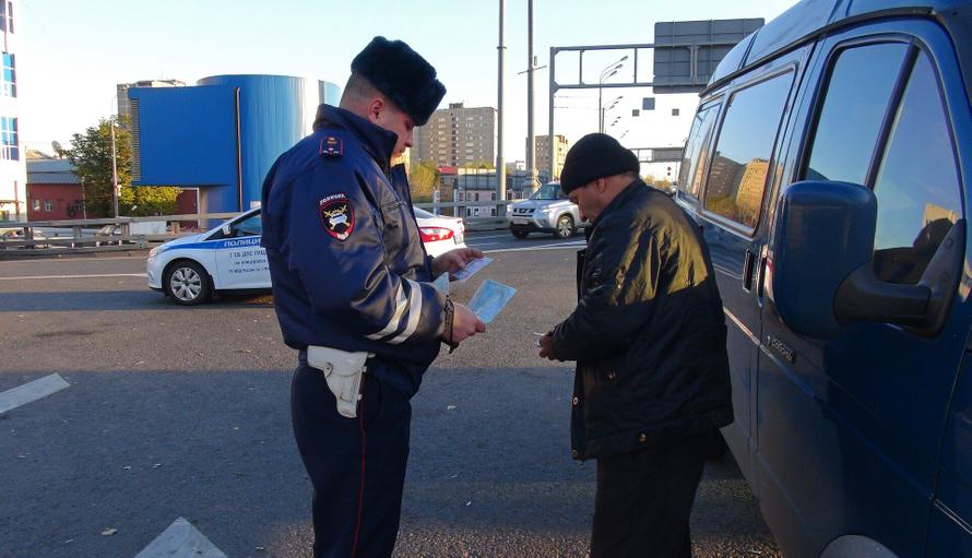 Мигрантов захотели выдворять из России за пьяное вождение. Что известно