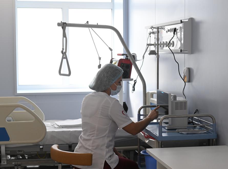 Мигрантам хотят увеличить срок получения бесплатной медпомощи в России. Сколько лет им придётся ждать