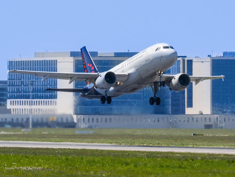 Россияне до 14 лет больше не смогут летать без загранпаспорта. Какие изменения подготовила Росавиация