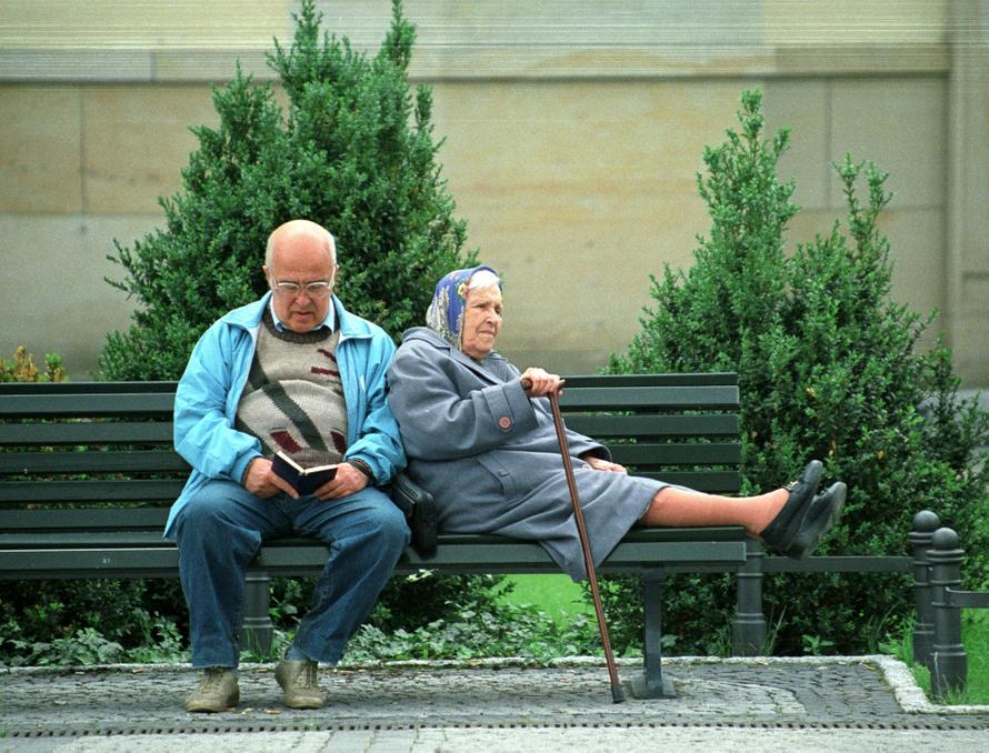 В России захотели строже наказывать за обман пожилых. Что депутаты приготовили для мошенников