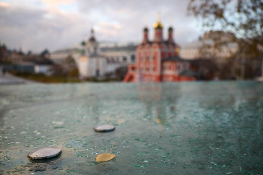 Россиян ждёт тёплый и сухой ноябрь, но не везде. Какие регионы будет заливать