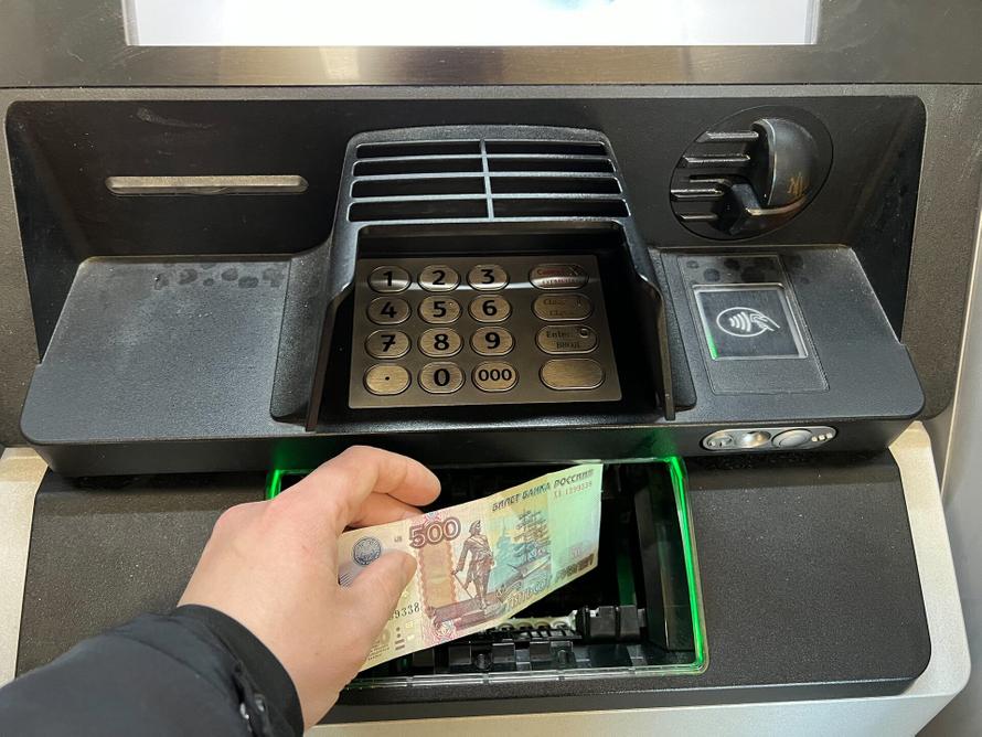 Российским банкам начали приплачивать за возврат украденных мошенниками денег. Из чьих средств и сколько