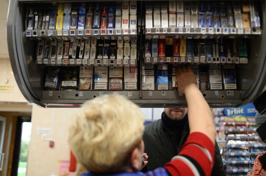 На Мальдивах полностью запретили курение зумерам. В России захотели сделать так же