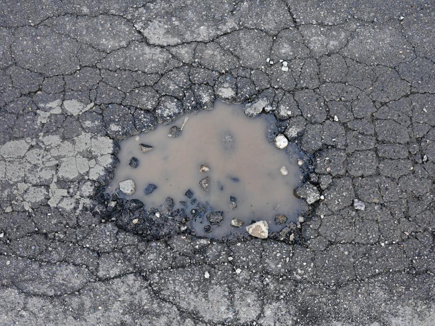 Сделали за день: жители российского города сами отремонтировали дорогу