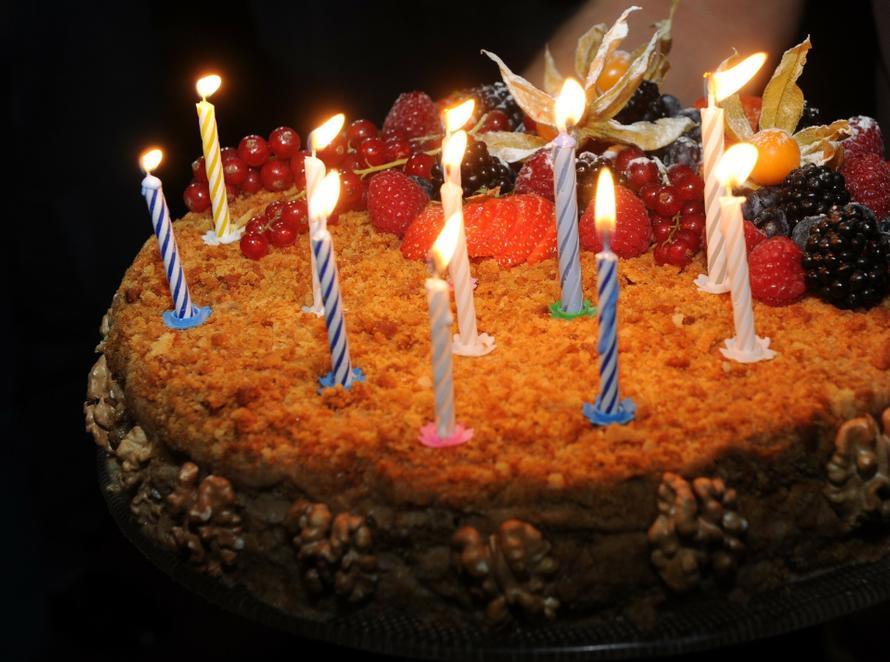 Россиянина арестовали за фото праздничного торта. Что на нём было