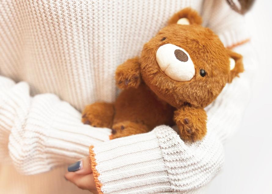 Не инфантилизм, а забота. Психолог объяснила, почему взрослых тянет к детским игрушкам