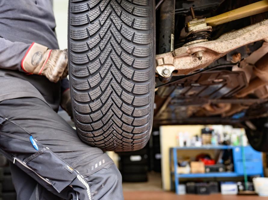 Москвичей призвали поменять летнюю резину на зимнюю. Откладывать уже небезопасно