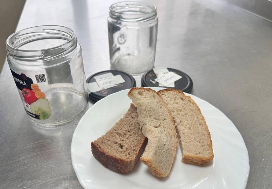 Личинки или тмин? Российские школьники пожаловались на странный хлеб в столовой