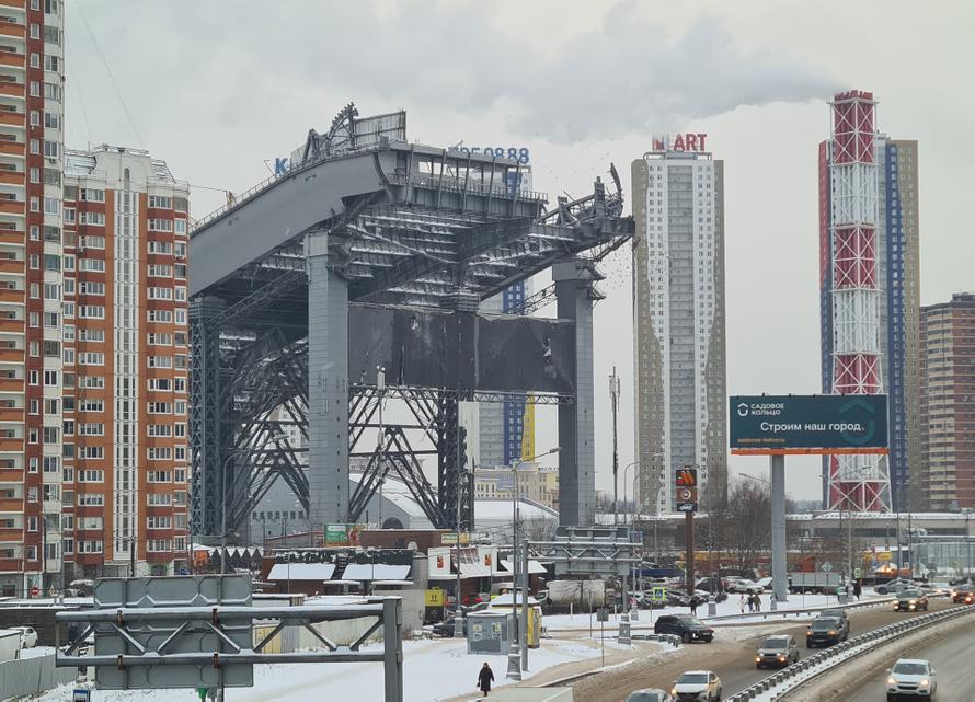 Бетонная колонна рухнула на дорогу при сносе горнолыжного комплекса «Снежком»: пострадавшие и последствия