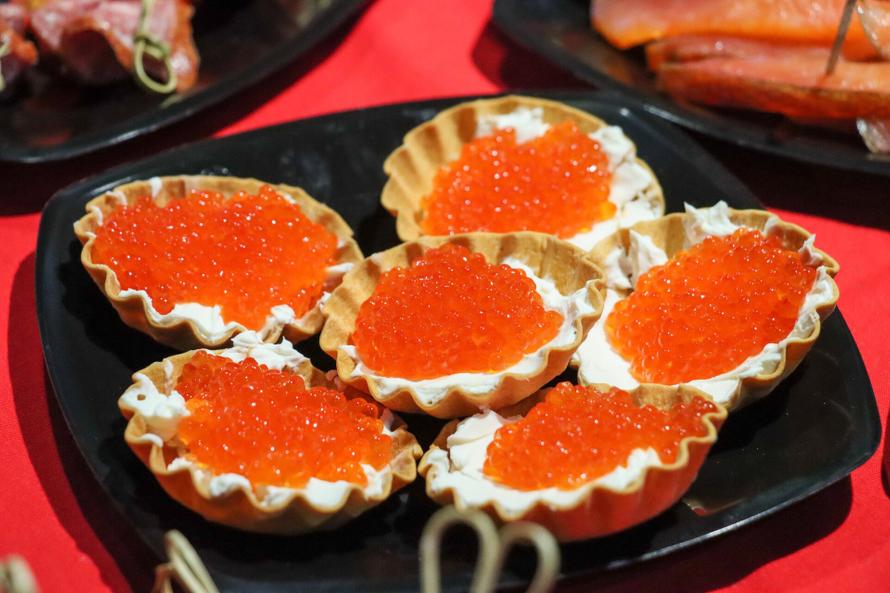 Красная икра в России за год подорожала почти на треть. Сколько придётся заплатить за деликатес