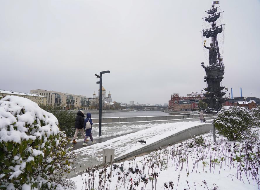 Снег выпал в Москве с опозданием на месяц. Какая погода будет в столице в выходные