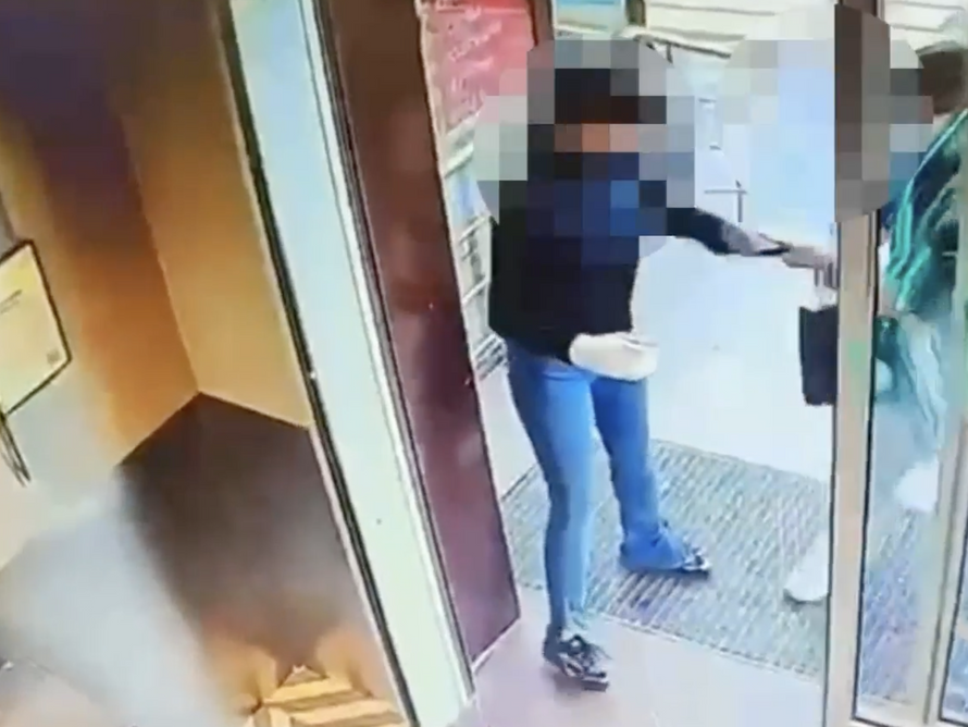 Россиянка украла товар в магазине и избила гипсом заметившего это директора. Чем всё закончилось