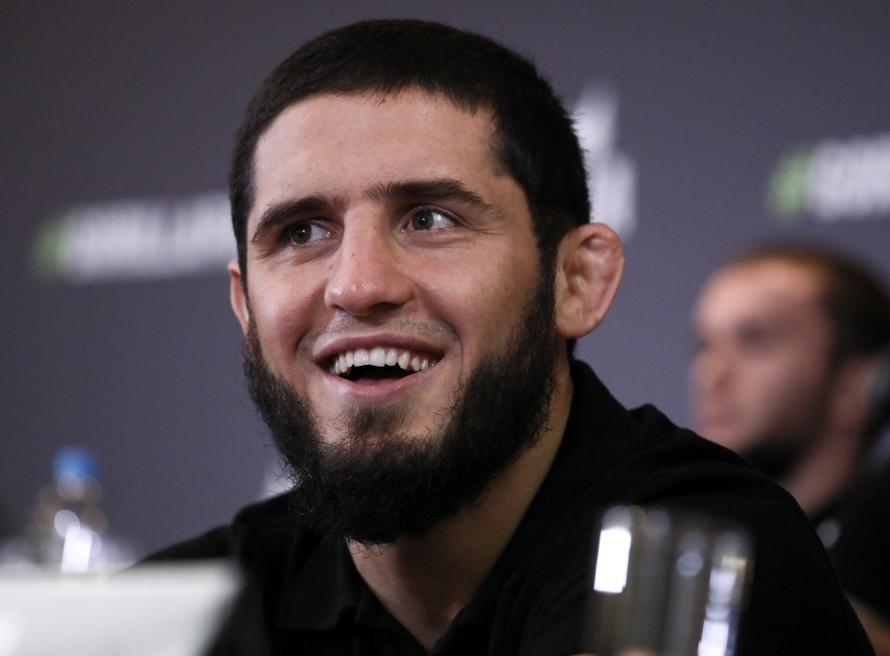 Россиянин стал чемпионом UFC в полусреднем весе. Кого он победил и как