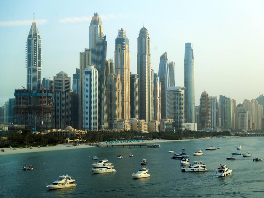 Российских школьниц начали вербовать для вечеринок шейхов в ОАЭ. Как это происходит